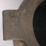 Particolare di un cratere in bucchero con iscrizione paleo italica rinvenuto nella necropoli del Ferrone (VI secolo a.C. - archivio Museo Civico)