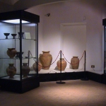 La sala che ospita i reperti della necropoli di Grottini di Rota (archivio Museo Civico)